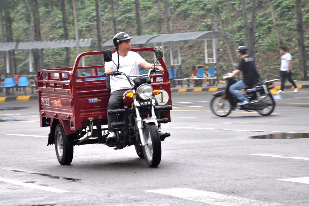 重庆三轮摩托车