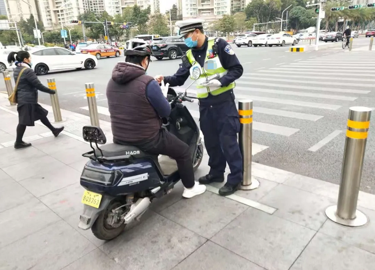 两轮电动车要持证上路？达到什么标准要考驾照，怎么考？一看便知