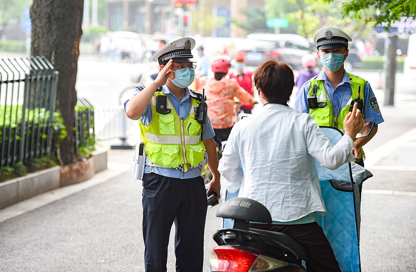 车主无证骑电动车被罚，一文了解：哪些电动车要持证，如何考驾照