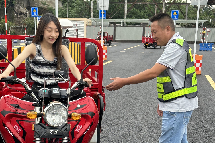 成都摩托车驾校_成都摩托车驾照考试价格_成都考摩托车报名